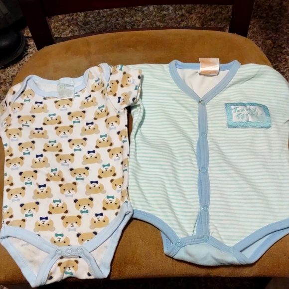 Baby Gear Other - 2 infant clothes bundle.